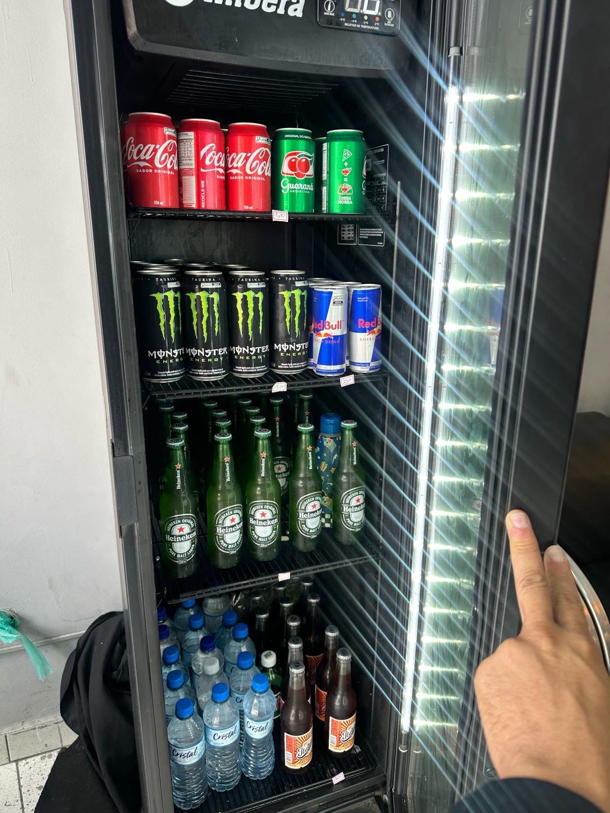 Frigobar com bebidas cortesia