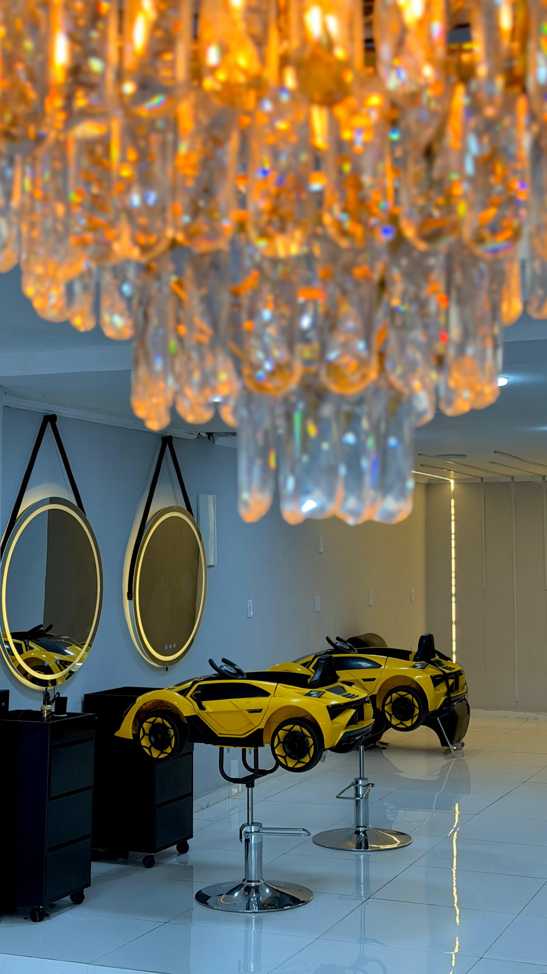 Lustre de cristal sobre carrinhos infantis