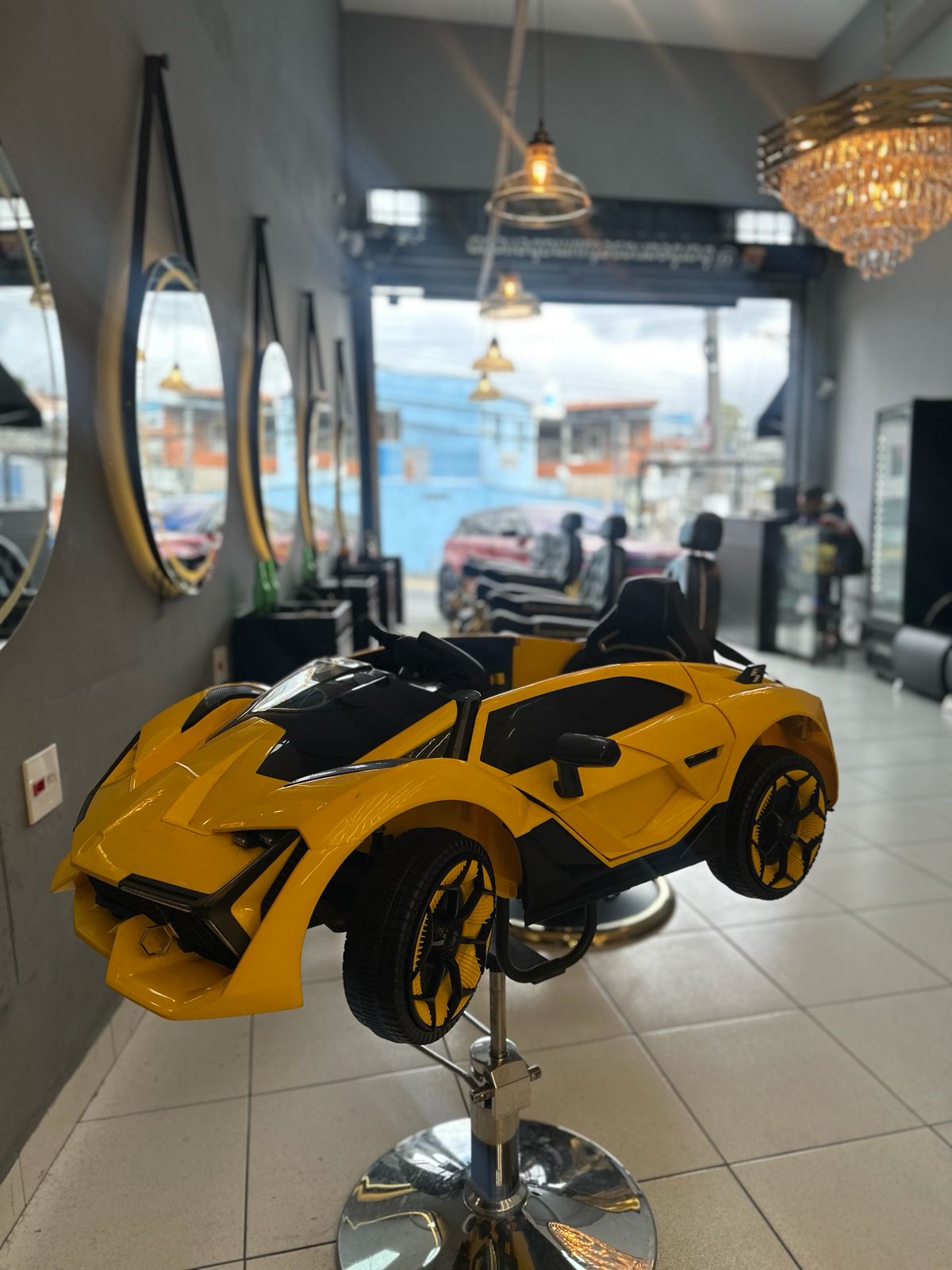 Carrinho infantil amarelo