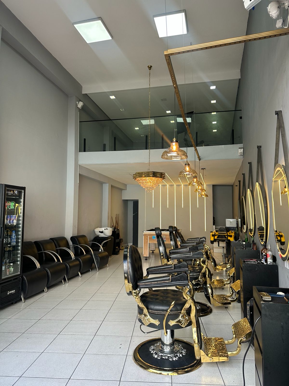 Interior premium com cadeiras douradas